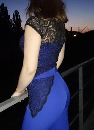 Костюм, штани застьогуються збоку, футболочка теж, розмір m/l