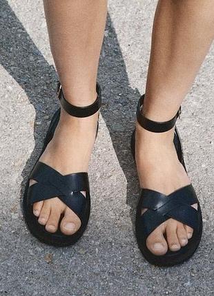 Шкіряні сандалі