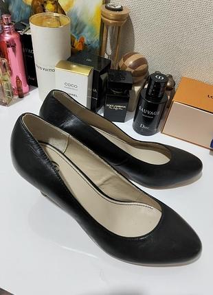 Фирменные новые кожаные женские туфли bata