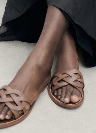 Шкіряні сандалі