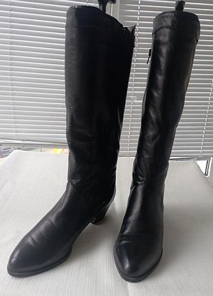 Кожаные женские сапожки на устойчивом каблуке