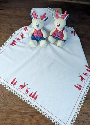 Новогодняя вышитая скатерть с оленями handmade