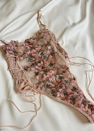 Романтичний боді з вишитими квітами