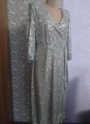Нарядное,  серебристое платье в паетки.