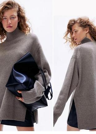 Вязаный свитер из мягкой пряжи с добавлением шерсти.