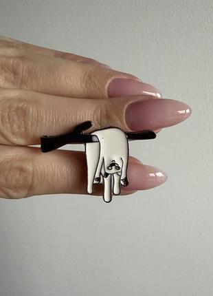 Пін значок металевий брошка кіт на гілці — режим сплячки