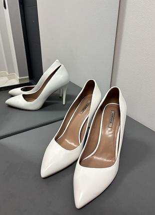 Білі туфлі шкіряні