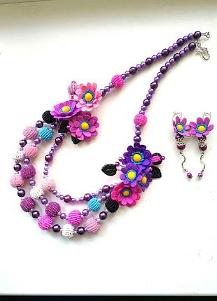 Сиренево синие длинные бусы с цветными ромашками из полимерной глины , бисерными шариками и жемчугом майорка