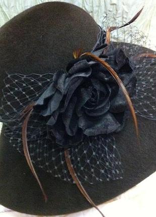Коричневая шляпа с большими полями c цветком из бархата ,перьев и декоативной сетки