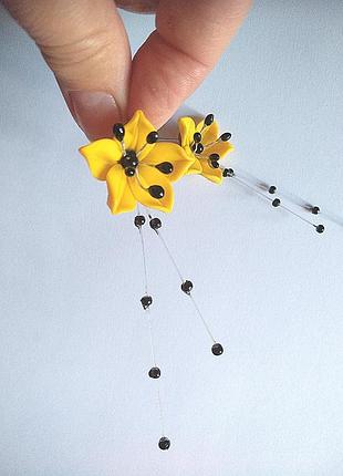 Жёлтые серьги с лилиями из полимерной глины и черными бусинами