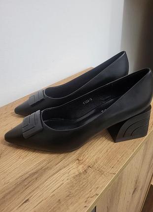 Стильні чорні туфлі на широкому стійкому підборі. гострий носок додає елегантності, а декоративна деталь спереду — особливого акценту.
