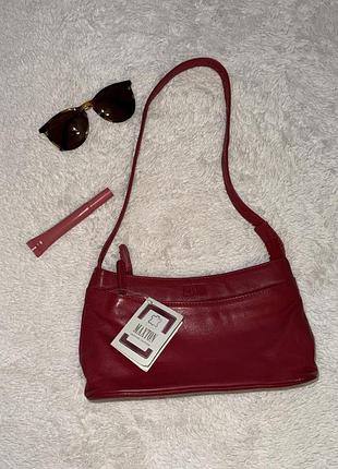 Червона шкіряна сумочка