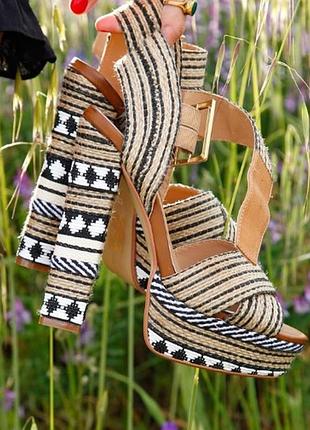 Невероятно красивые плетеные босоножки на платформе в этно бохо стиле с вышивкой гобеленом