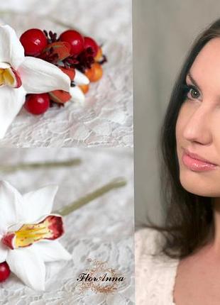 Ободок с ягодами и белой тропической орхидеей