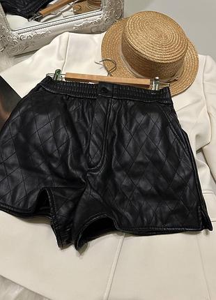 Чорні  шкіряні шорти zara