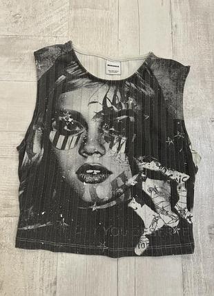 Футболка топ . длина 40 см. полу обхват груди 35см. плечи 32 см