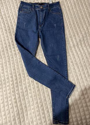 Джинси нові, тягнуться.