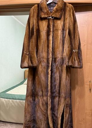 Розкішна жіноча довга норкова шуба класичного крою у теплому карамельно-коричневому відтінку.