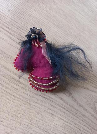 Брошь лошадка