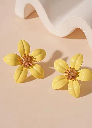 Серьги нежные цветочки светло-желтые