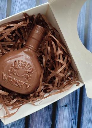 "пляшка віскі", шоколад