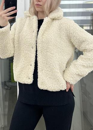 Трендова жіноча шубка кремового кольору