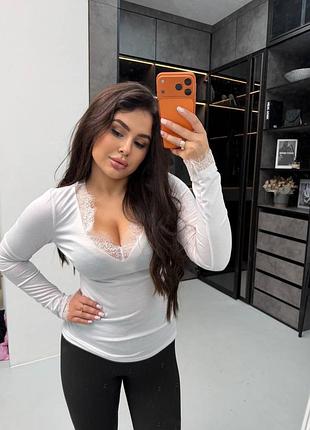 Вискозная женская кофточка с кружевом