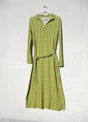 Длинное трикотажное жёлтое платье с принтом с поясом mads norgaard