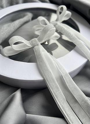 Бант для волосся оксамитовий для жінок і дівчат білий і срібло на заколці