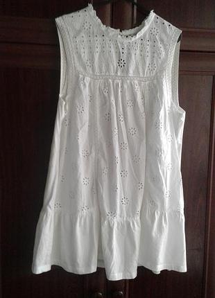 Белое хлопковое короткое платье  с кружевной отделкой ,прошвой ,мережкой и оборкой next
