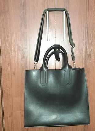 Сумка женская, черного цвета, с ручками и пояском через плечо