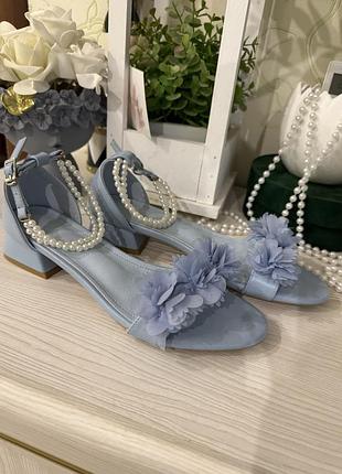 Гарні блакитні босоніжки