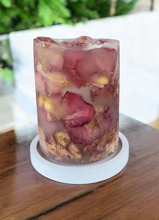 Цветочный лед – свеча с фиолетовыми лепестками розы – 35 часов горения, с ароматом тюльпан