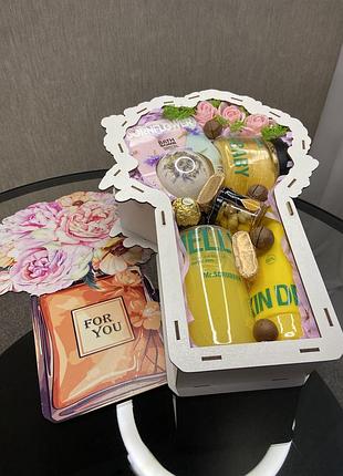 Подарунковий набір для жінки “for you” з косметикою та солодощами в дизайнерській коробці
