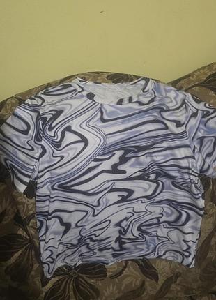 Футболка з блакино-чорними візерунками