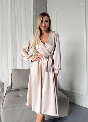 Шелковое платье на запах в длине меди с объемными рукавами на манжетах