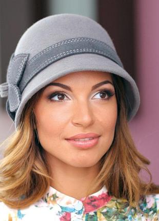 Шляпка клош из фетра с маленькими полями с украшением в виде ромашки .