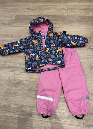 Зимовий комплект 98+6 (куртка + напівкомбінезон) lassie by reima oivi дитячий для дівчинки рожевий з лісовим принтом