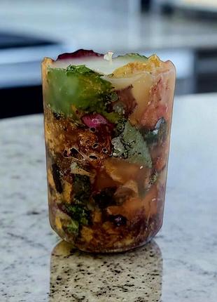 Свеча разноцветная, с сухоцветами - 35 часов горения, с ароматом мята