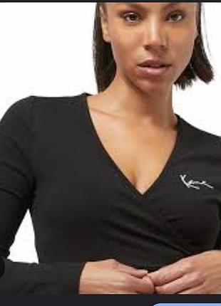 Женская лаконичная блуза лонгслив в спортивно классическом стиле, черного моря.