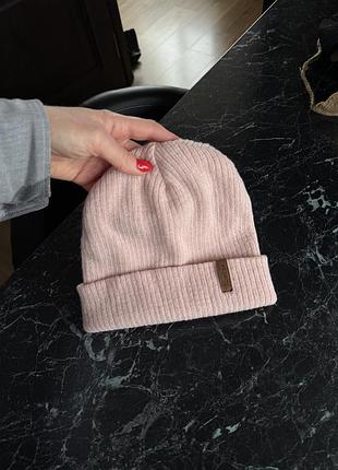 Стильная розовая шапка бини wedze в рубчик
