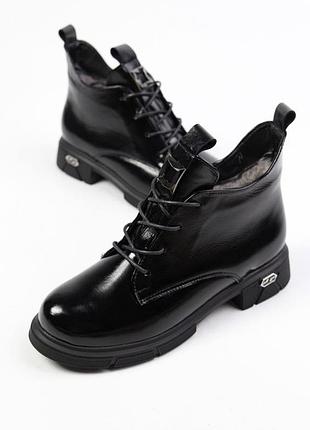 Чорні лаковані шкіряні жіночі зимові черевики короткі на шнурках класичні