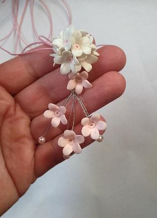 Кулон с бело розовыми цветами из полимерной глины