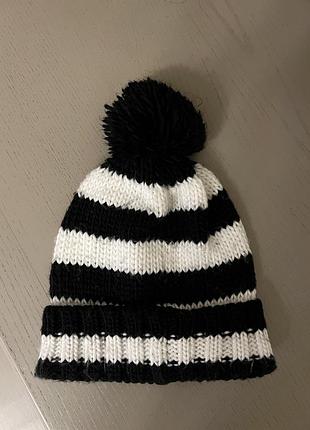 Вʼязана шапка в смужку