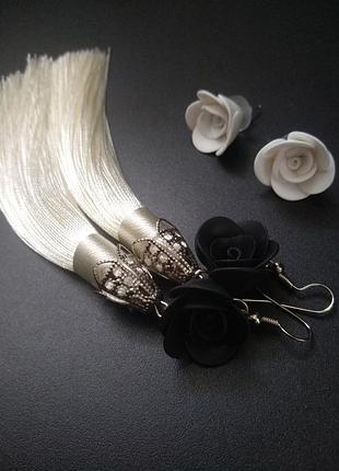 Серьги с белыми кисточками и черными розами из полимерной глины