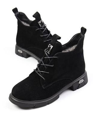 Зимові чорні замшеві короткі жіночі черевики на шнурках класичні