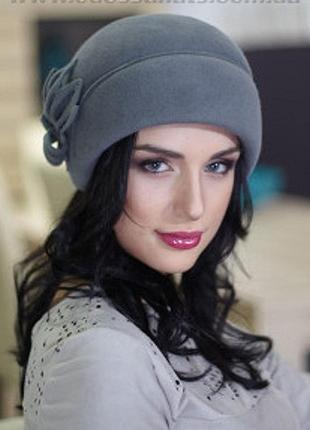 Стильная мини берет- шапочка из фетра украшенный ажурными лепестками на подкладке