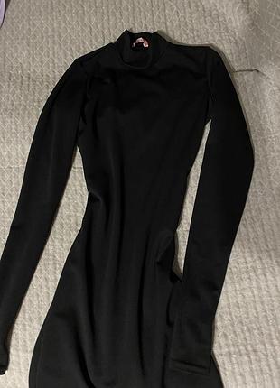 Чорна сукня міді, яка підкреслює фігуру та виглядає дорого без зайвих зусиль, лаконічний крій, трендова довжина та базовий чорний колір