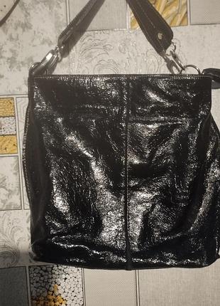 Сумка из лаковои кожи,м,ятое текстуры