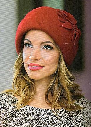 Фетрова шапка-беретик із двома борозенками прикрашена квіткою